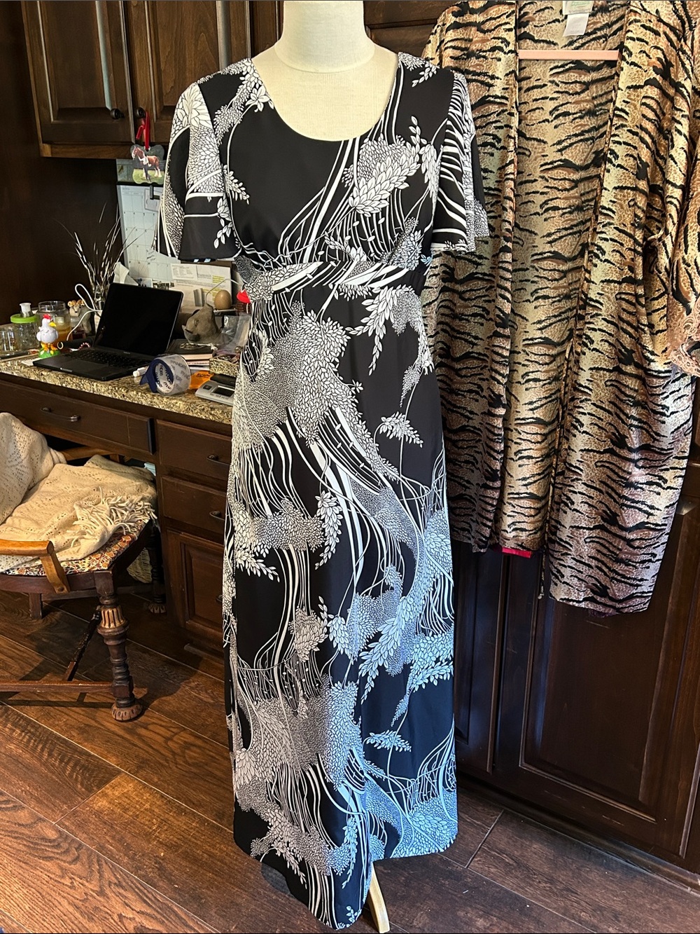 1970’s Tropicana Sz M Black & White Floral Rear Zip flutter Sleeve Maxi Dress